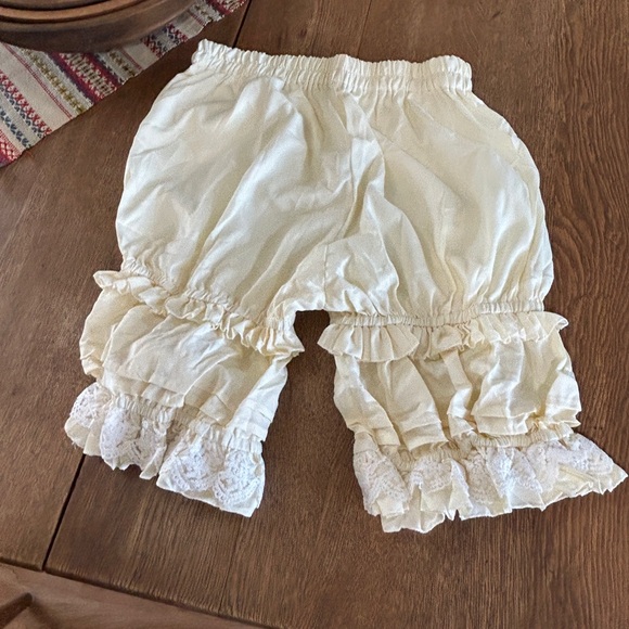 Vintage Style Cream Ruffled Bloomers - Picture 4 of 7